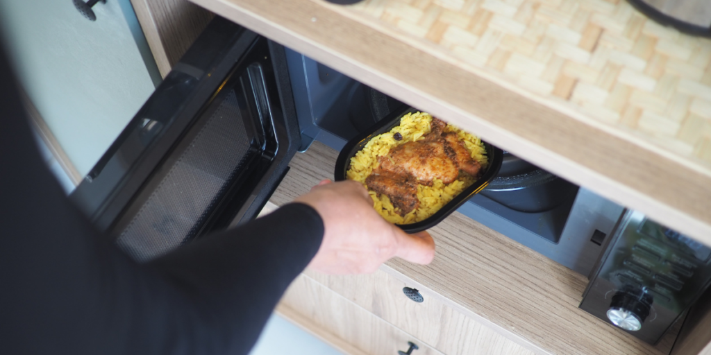 A practical guide to flexible packaging formats, films, and UK retailer specs for ready meals. Compare retort pouches, ovenable films, and lidding options.
